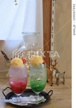 ピンクと緑の可愛くて美味しいクリームソーダ ピンクと緑の可愛くて美味しいクリームソーダ 108087992