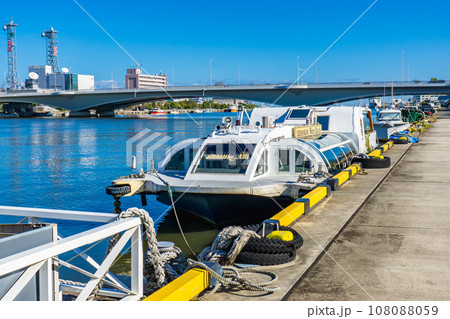 信濃川にかかる柳都大橋と信濃川ウォーターシャトル 信濃川にかかる柳都大橋と信濃川ウォーターシャトル 108088059