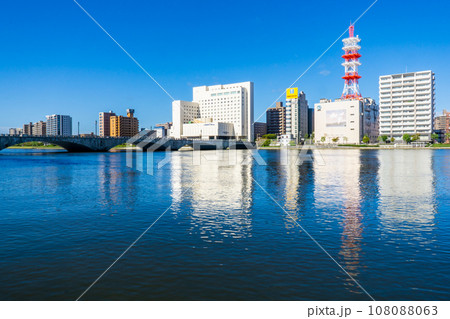 信濃川にかかる万代橋と新潟市中央区の街並み 信濃川にかかる万代橋と新潟市中央区の街並み 108088063