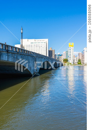 信濃川にかかる万代橋と新潟市中央区の街並み 信濃川にかかる万代橋と新潟市中央区の街並み 108088066