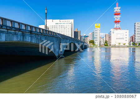 信濃川にかかる万代橋と新潟市中央区の街並み 108088067