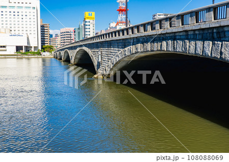 信濃川にかかる万代橋と新潟市中央区の街並み 108088069