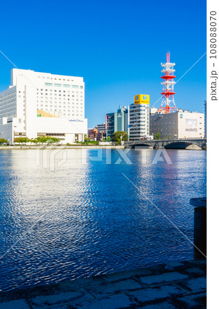 信濃川にかかる万代橋と新潟市中央区の街並み 信濃川にかかる万代橋と新潟市中央区の街並み 108088070