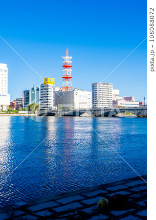 信濃川にかかる万代橋と新潟市中央区の街並み 信濃川にかかる万代橋と新潟市中央区の街並み 108088072