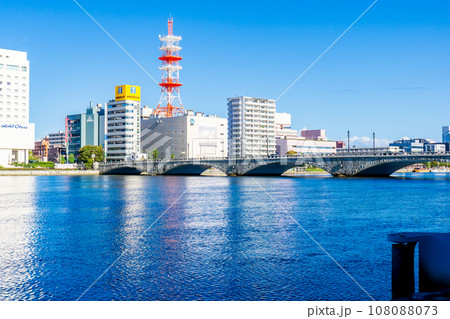 信濃川にかかる万代橋と新潟市中央区の街並み 108088073