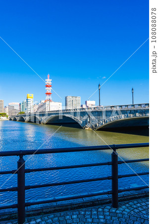 信濃川にかかる万代橋と新潟市中央区の街並み 108088078