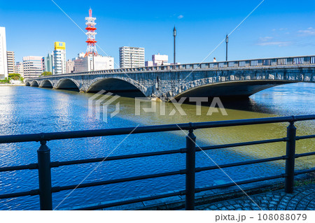 信濃川にかかる万代橋と新潟市中央区の街並み 信濃川にかかる万代橋と新潟市中央区の街並み 108088079