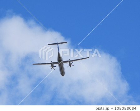 頭上を飛ぶプロペラ機 108088084