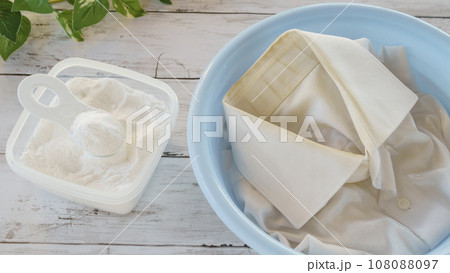 重曹とシャツの襟汚れ｜つけ置き洗いイメージ 108088097