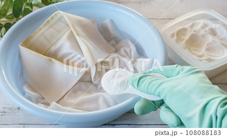 重曹とシャツの襟汚れ｜つけ置き洗いイメージ 108088183