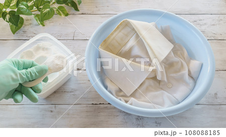 重曹とシャツの襟汚れ｜つけ置き洗いイメージ 108088185