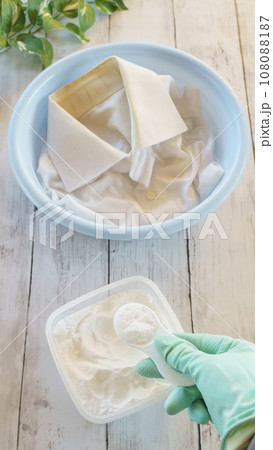 重曹とシャツの襟汚れ｜つけ置き洗いイメージ 108088187