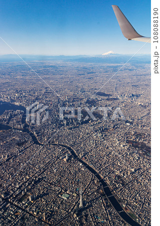青天の東京スカイツリーと富士山 108088190