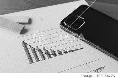 スマホとグラフ 下降トレンド 人口減少 分析 スマホとグラフ 下降トレンド 人口減少 分析 108088273