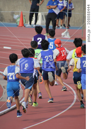 陸上で走る選手達 陸上で走る選手達 108088444
