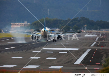 着陸するジェット機 着陸するジェット機 108088578