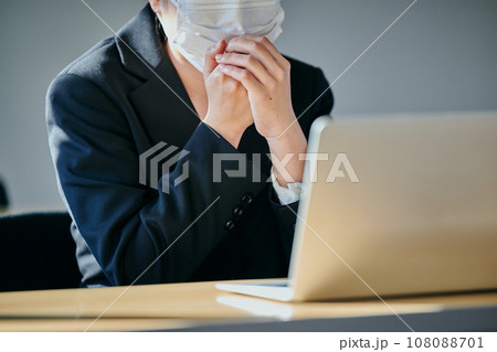 手先が冷える末端冷え性の若い女性会社員 108088701