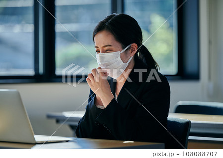 手先が冷える末端冷え性の若い女性会社員 108088707