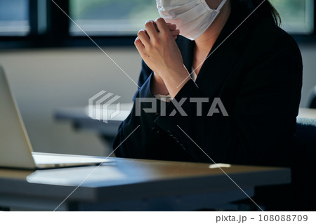 手先が冷える末端冷え性の若い女性会社員 108088709