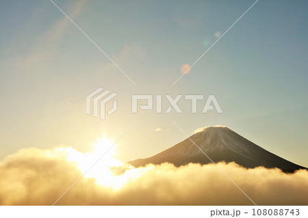 夜明けの太陽と雲海　そして富士山 108088743