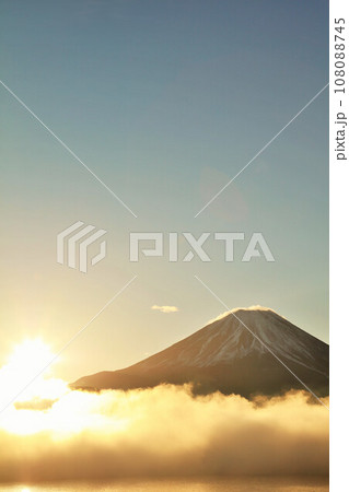 夜明けの太陽と雲海　そして富士山 108088745