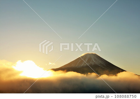 夜明けの太陽と雲海　そして富士山 108088750
