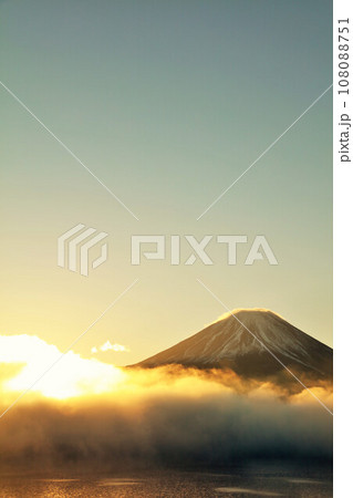 夜明けの太陽と雲海　そして富士山 108088751