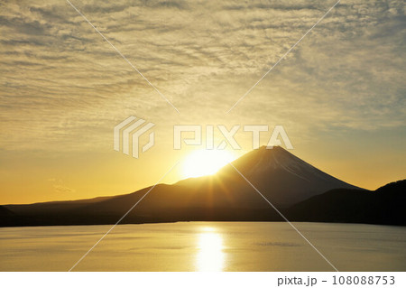 日本の夜明け 富士山と太陽 日本の夜明け 富士山と太陽 108088753