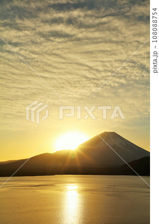 日本の夜明け 富士山と太陽 日本の夜明け 富士山と太陽 108088754