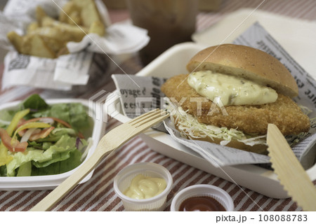 フィッシュバーガーとフライドポテトとサラダ 108088783