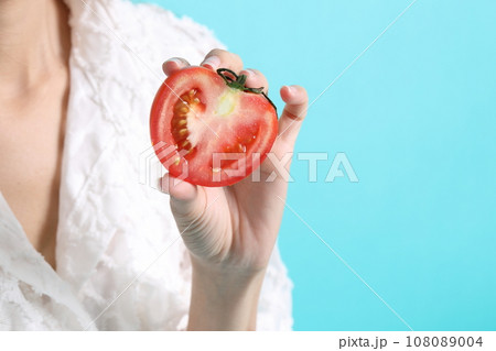 Hand with Fruit Hand with Fruit 108089004