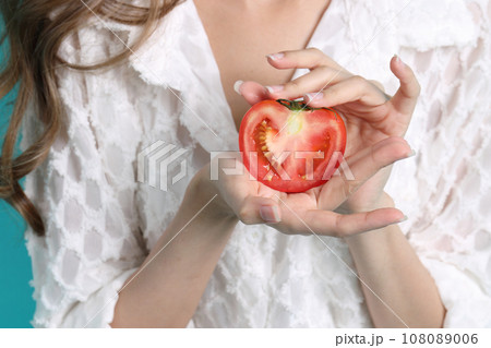 Hand with Fruit 108089006
