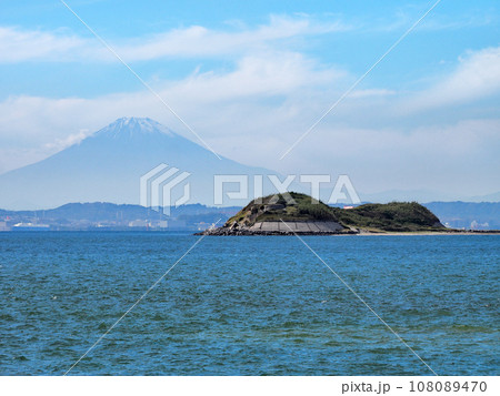 富士山と第一海堡(千葉県富津市) 富士山と第一海堡(千葉県富津市) 108089470