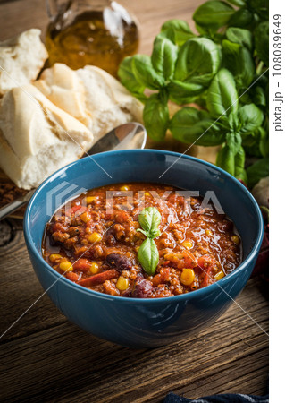 Mexican chili con carne. 108089649