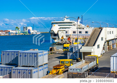 新潟市中央区万代島の信濃川河口と佐渡汽船おけさ丸 108089881
