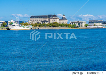 新潟市中央区万代島の信濃川と新潟市歴史博物館（みなとぴあ） 108089893