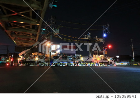 夜間に道路封鎖して行われる電柱の電気工事 夜間に道路封鎖して行われる電柱の電気工事 108089941