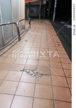 一部が割れた屋外床タイル 108089947