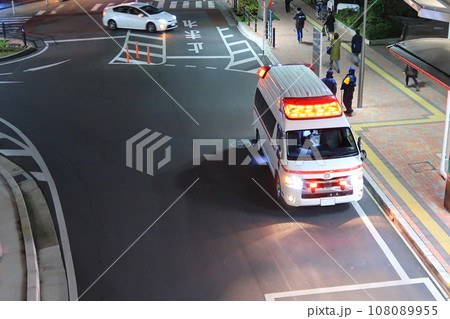 夜間に救急活動を行う救急車両 夜間に救急活動を行う救急車両 108089955