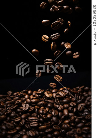 Coffee beans on dark background. Generative AI Coffee beans on dark background. Generative AI 108089980