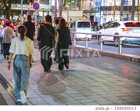 夜の渋谷の明治通りを歩く若者たち 夜の渋谷の明治通りを歩く若者たち 108090013