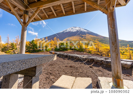 奥庭の紅葉　富士山　富士山五合目　吉田口 108090302