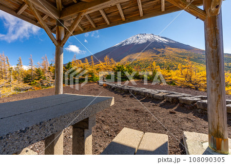 奥庭の紅葉　富士山　富士山五合目　吉田口 108090305
