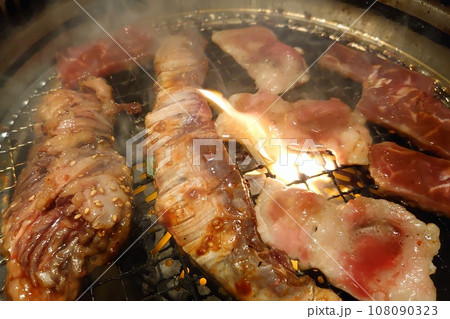焼き肉店で食べる焼き肉 108090323