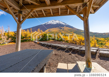 奥庭の紅葉　富士山　富士山五合目　吉田口 108090324