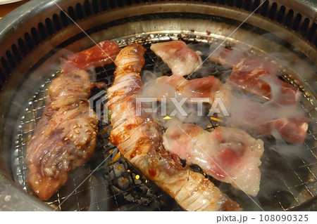 焼き肉店で食べる焼き肉 108090325