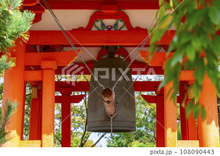 蓮華王院(三十三間堂)境内にある朱塗りの鐘楼 蓮華王院(三十三間堂)境内にある朱塗りの鐘楼 108090443