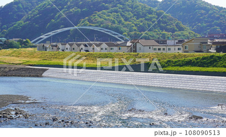 黄瀬川護岸の新興住宅街と奥に見える香貫大橋 黄瀬川護岸の新興住宅街と奥に見える香貫大橋 108090513
