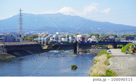 黄瀬川と復興工事中の黄瀬川大橋と富士山 黄瀬川と復興工事中の黄瀬川大橋と富士山 108090515