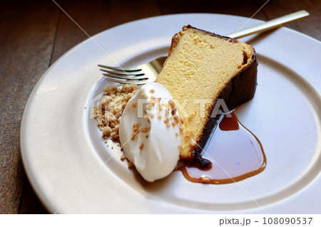 パンプキンバスクチーズケーキ 秋のスイーツ パンプキンバスクチーズケーキ 秋のスイーツ 108090537